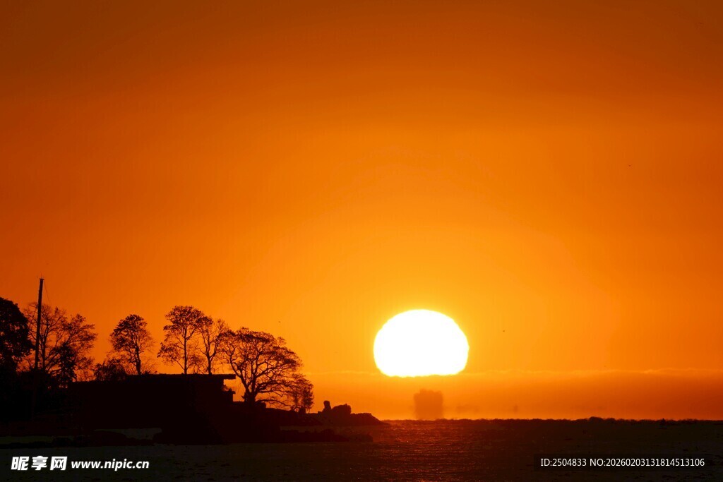 夕阳西下的美丽天际线