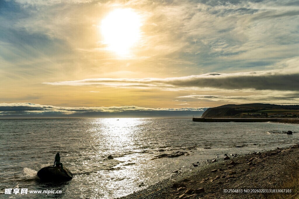 海边落日下的静谧独行者