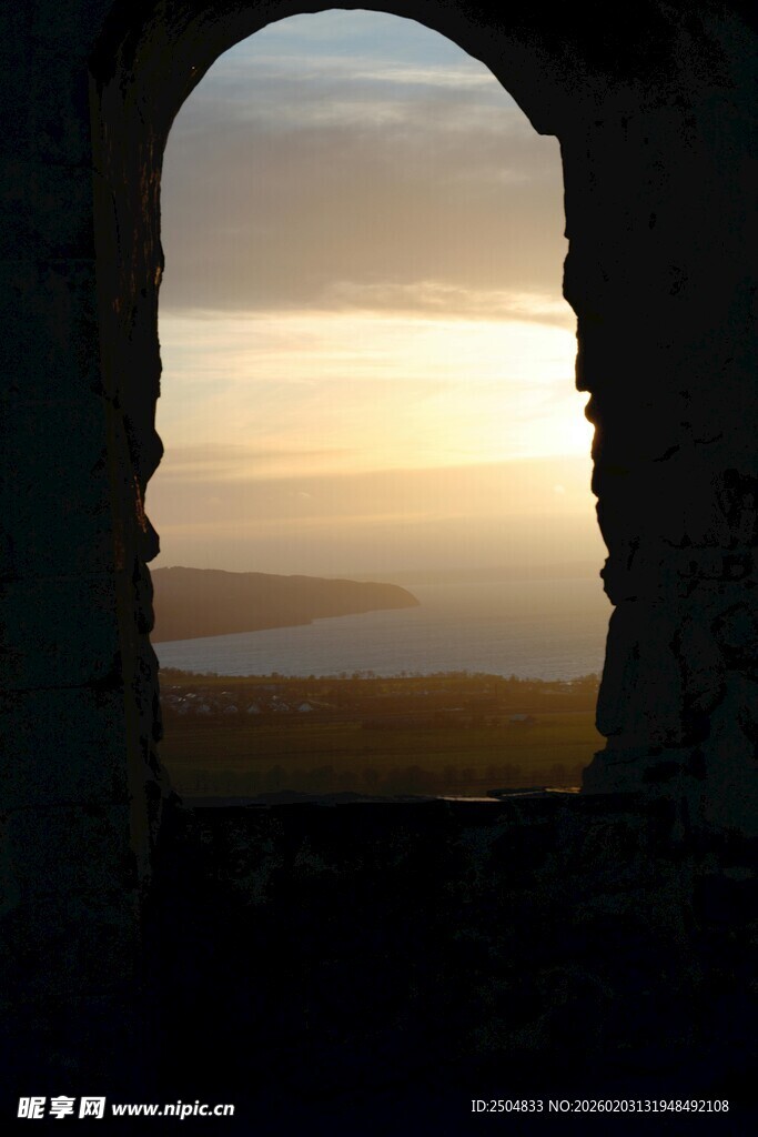 透过拱门看壮丽日落景色
