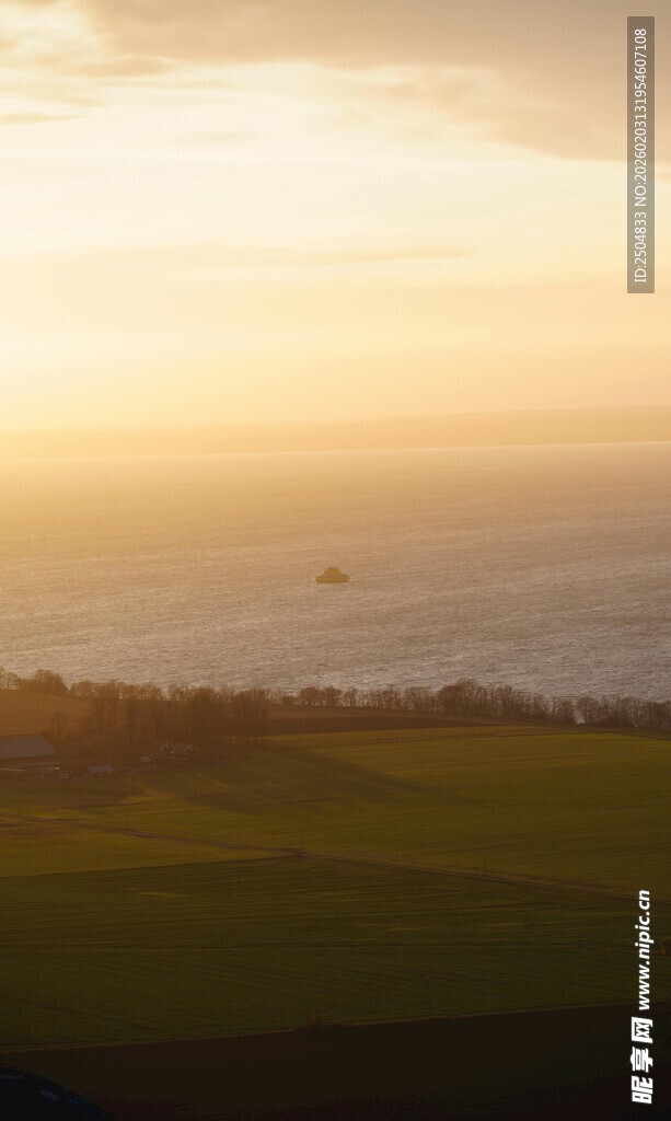 黄昏下的海边草原美景