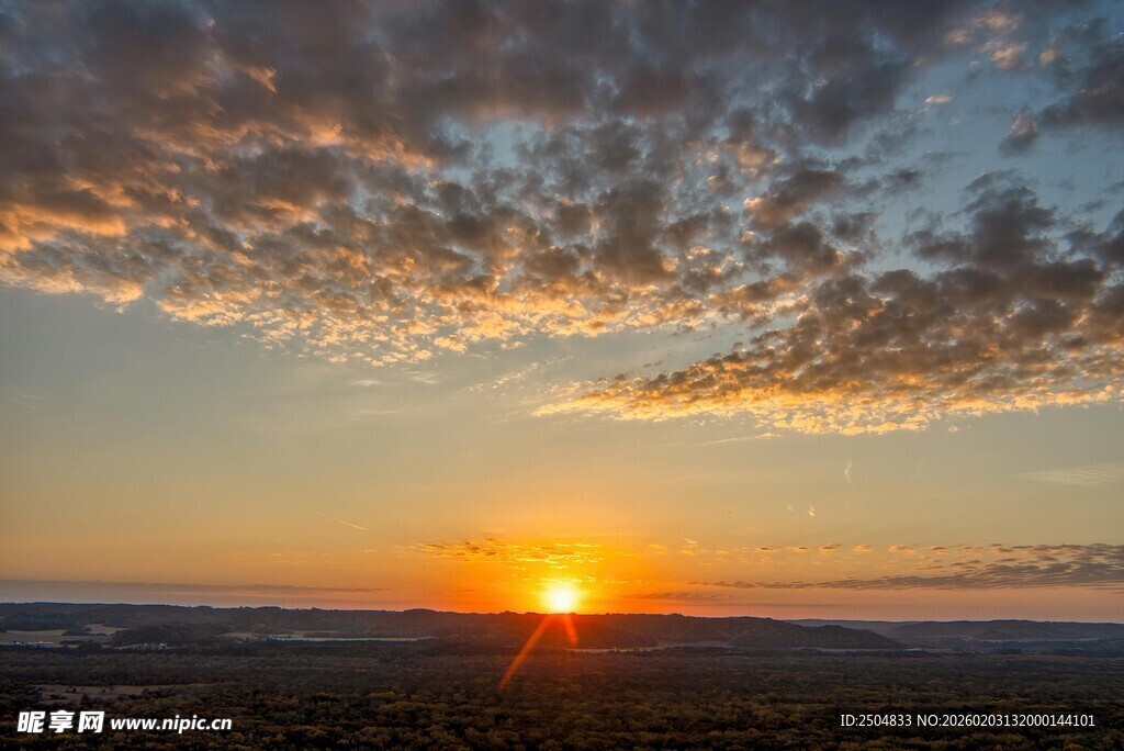 日出时分的壮丽天空景观