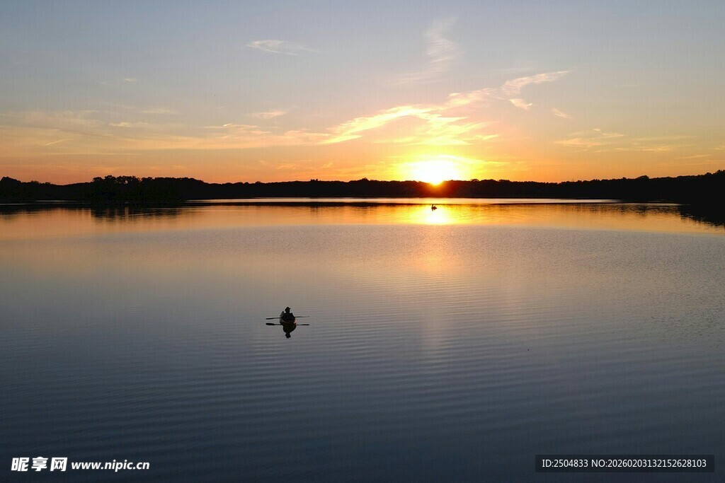 湖畔日落 孤鸟静浮水面