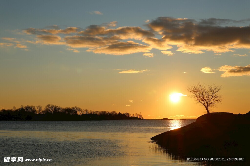 湖畔日落美景