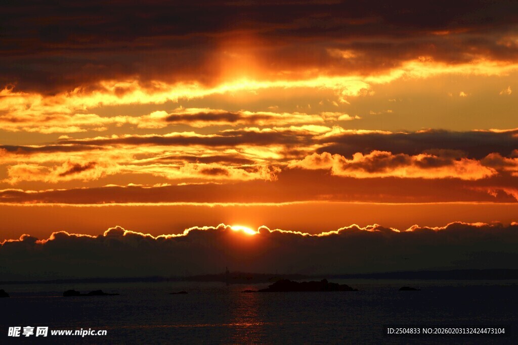 壮丽日出 霞光穿透云层