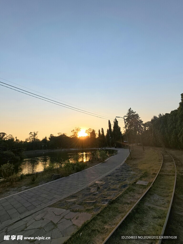 夕阳下的湖畔步道美景