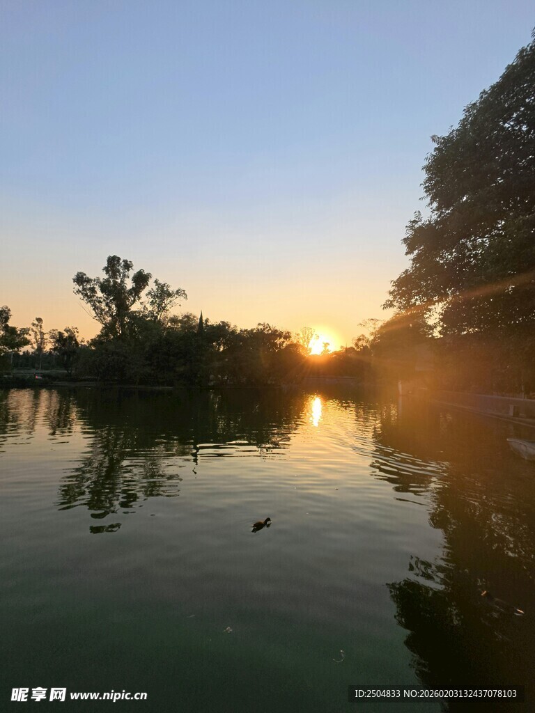 湖畔夕阳美景