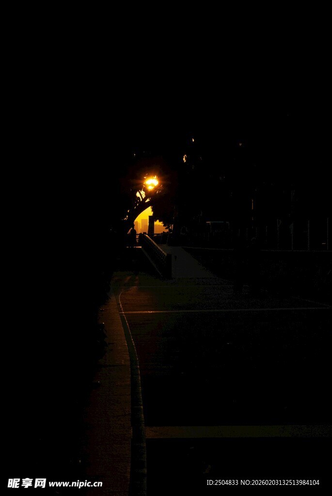 黑暗中点亮的温暖烛光