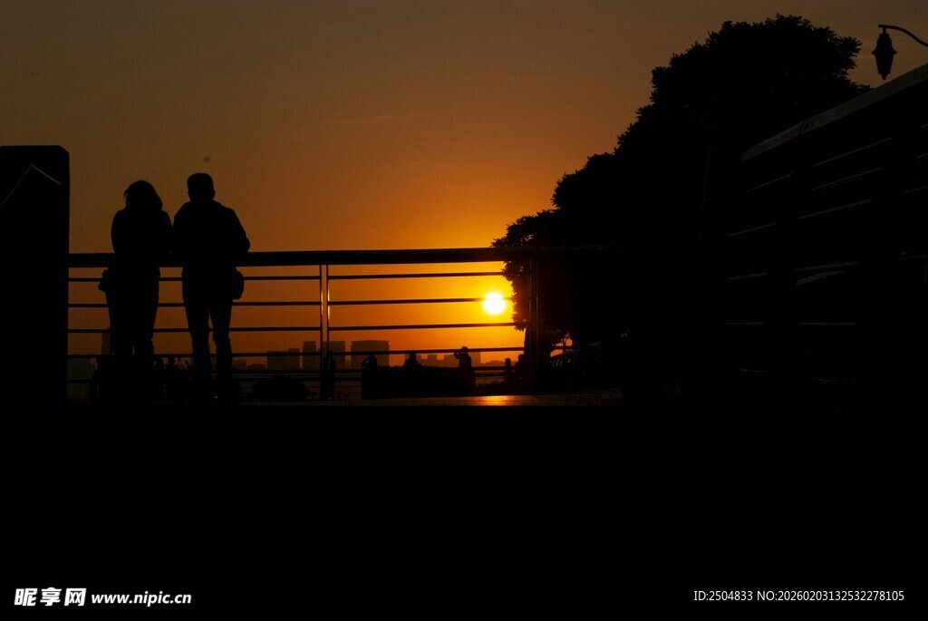 夕阳下的海边身影