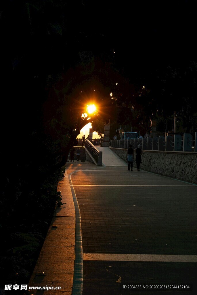 夜晚街道的静谧灯光景象