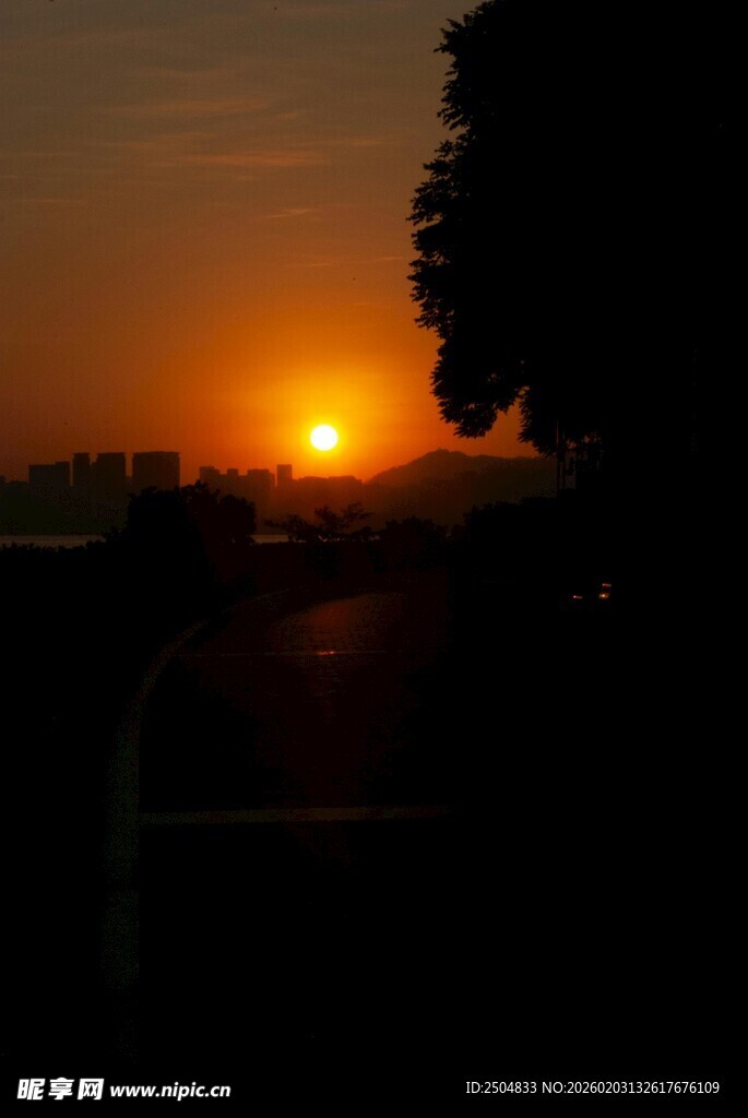 夕阳西下的静谧景象