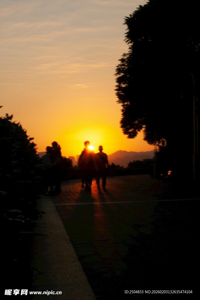 夕阳下漫步的人影