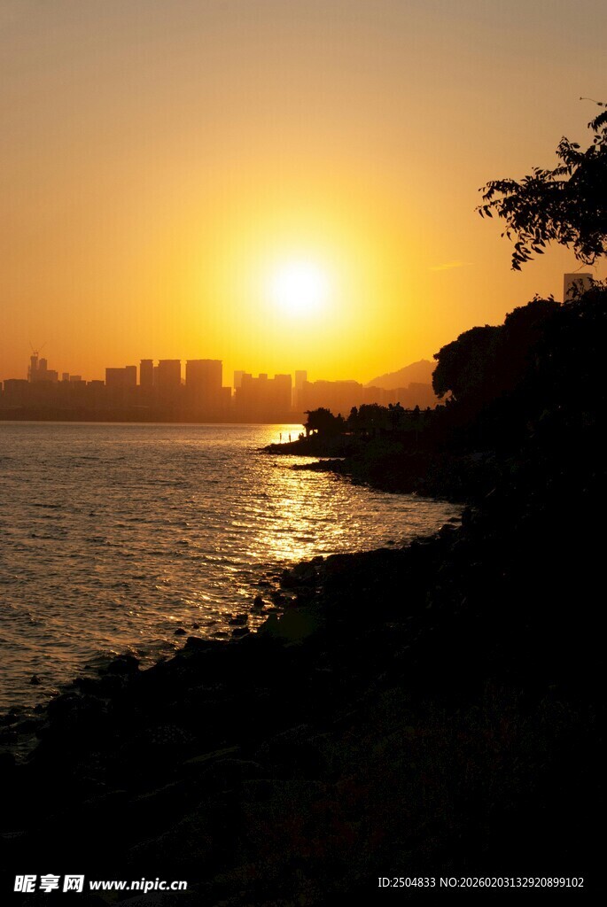 夕阳下的海滨美景