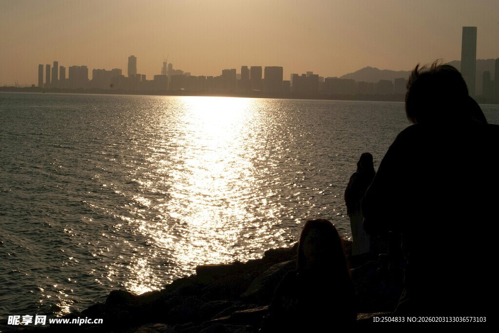 海边剪影 一人独赏日落美景