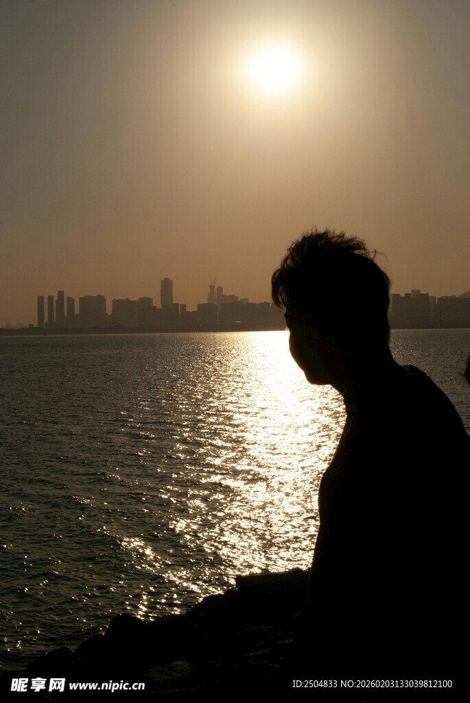 夕阳下湖畔的孤独身影