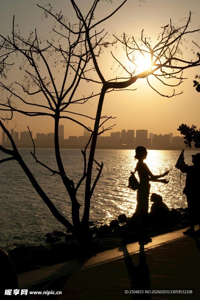 夕阳下岸边的运动身影