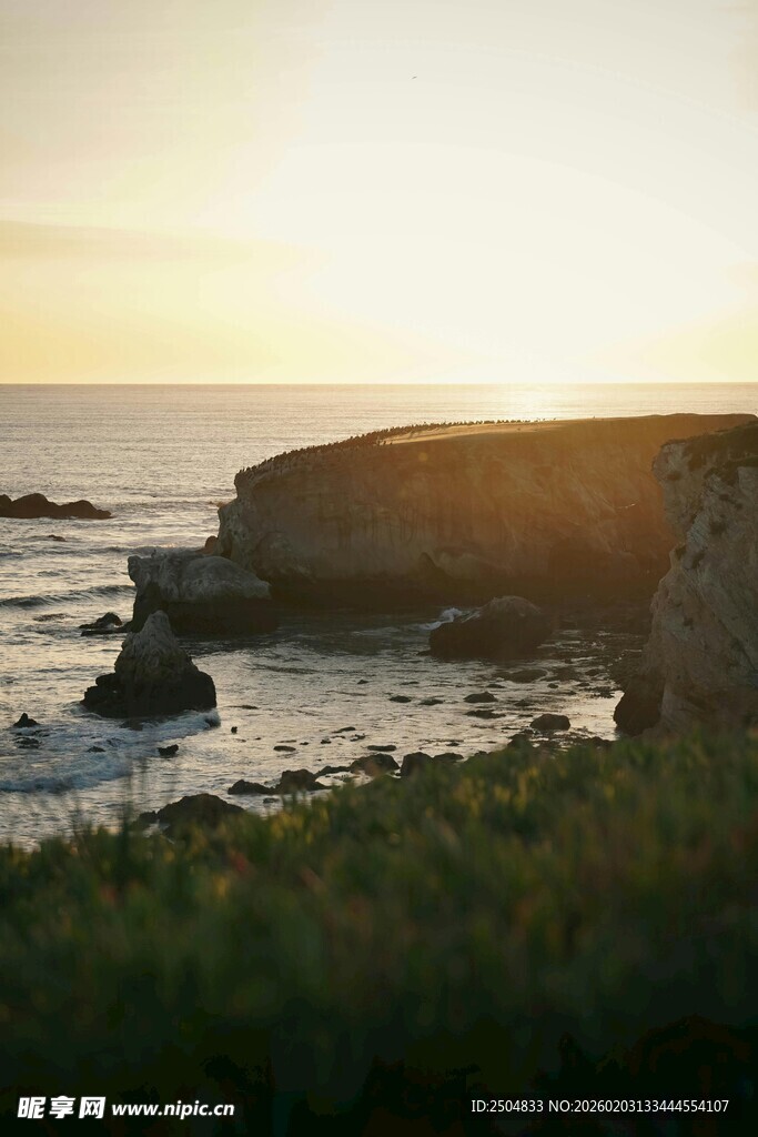 日落时分的海边岩石景观
