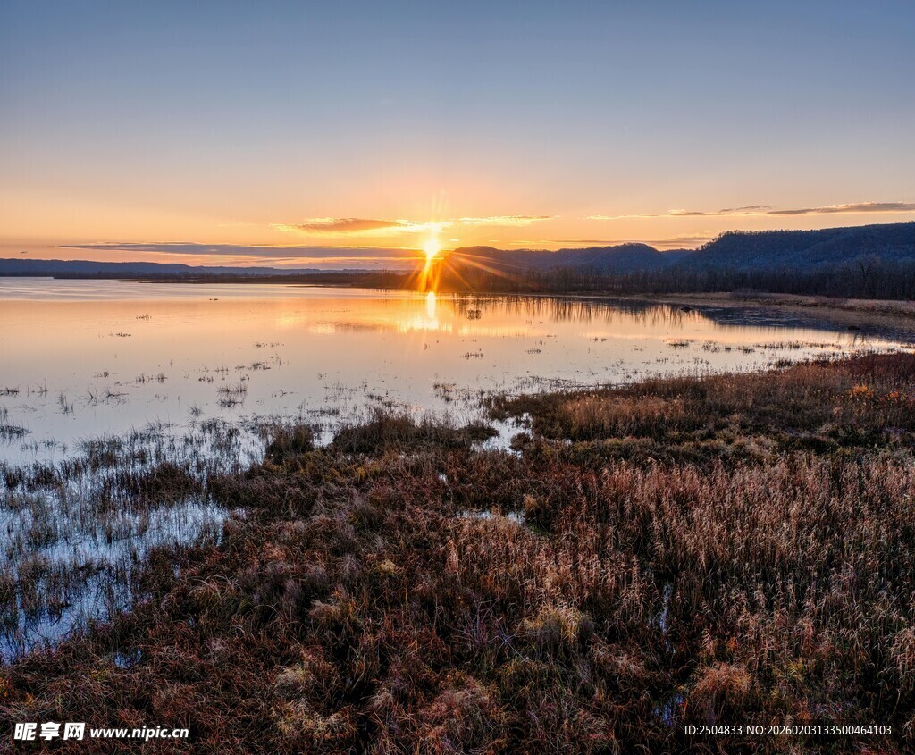 湖畔日落美景