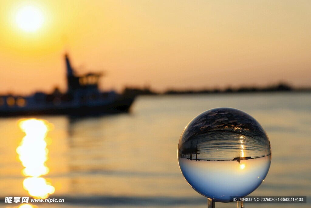 夕阳下的水晶球与海面景象