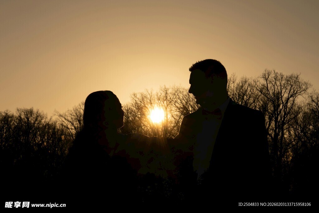 夕阳下的情侣剪影