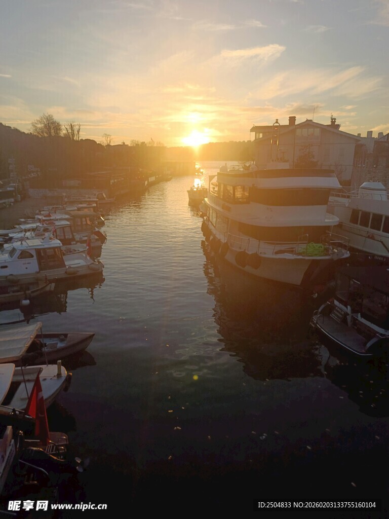 港口日落时的船只景象