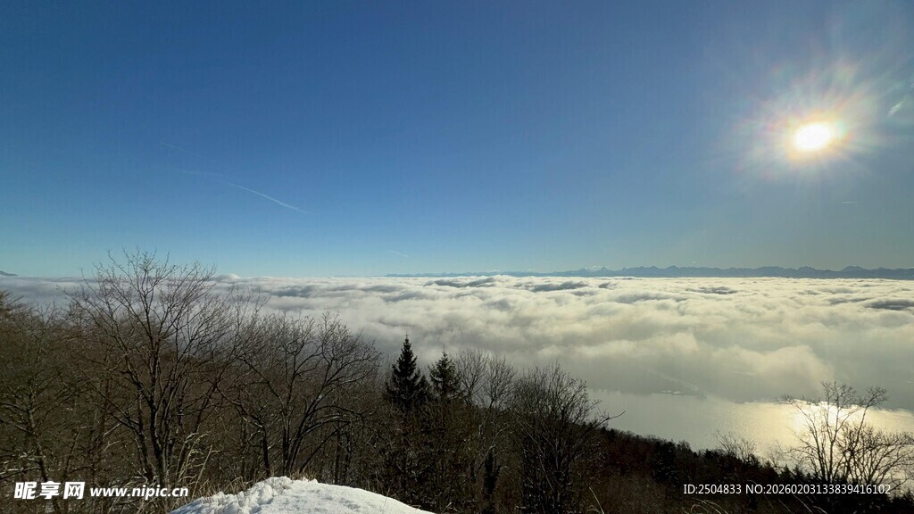 雪岭之上的云海与阳光