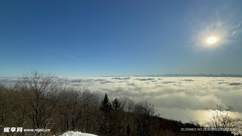 山顶之上壮丽云海与阳光