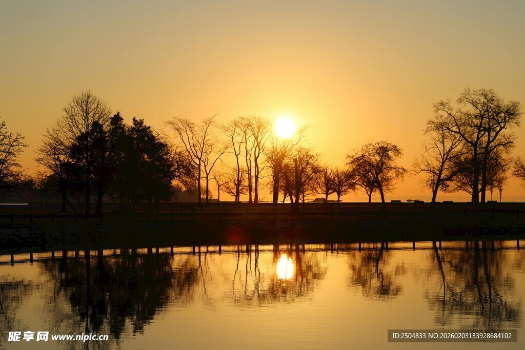 湖畔日落美景