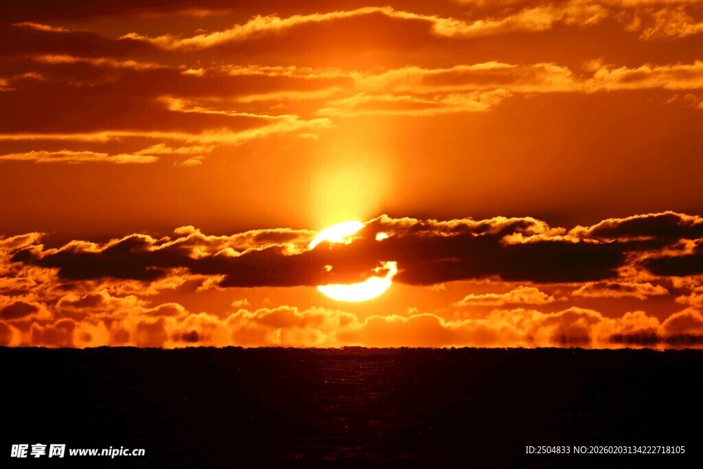 壮丽海上日落美景