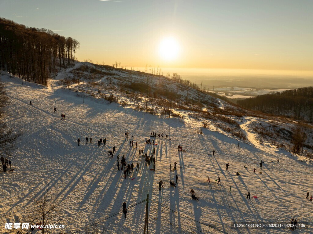雪坡上的冬日滑雪盛景