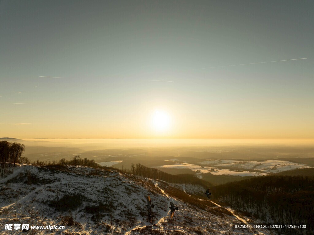 日出时分的壮丽山景
