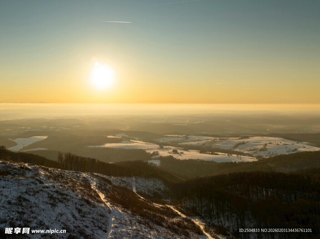 雪山日出壮丽景观