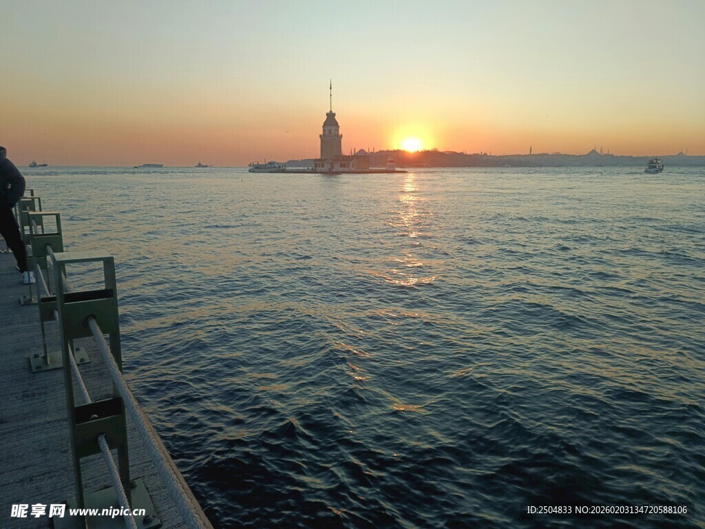 海边日落时的自由女神像