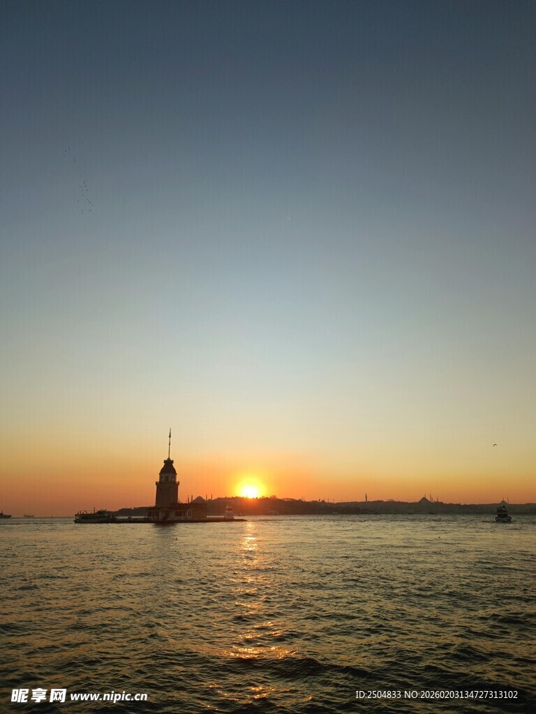 海上落日中的孤独灯塔