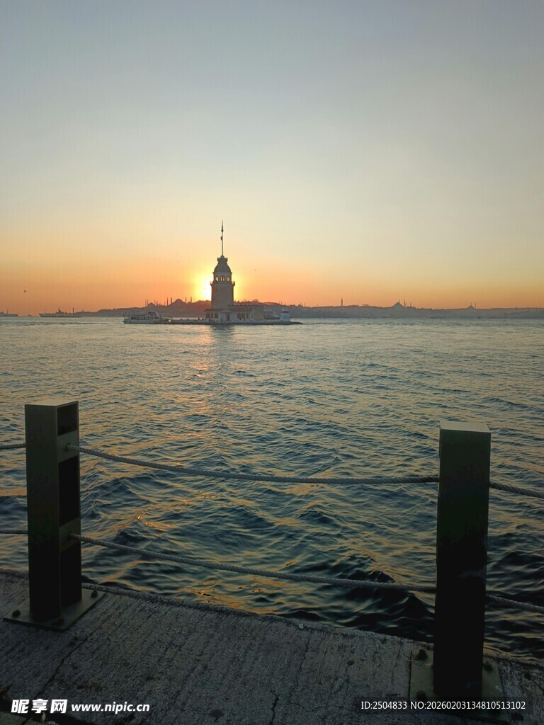 海边日落时的灯塔美景