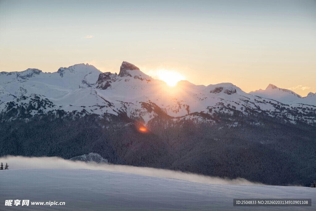 雪山日出美景