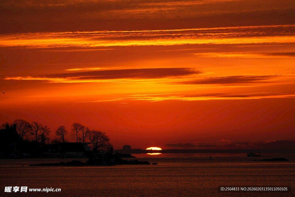 夕阳下的绚烂湖景