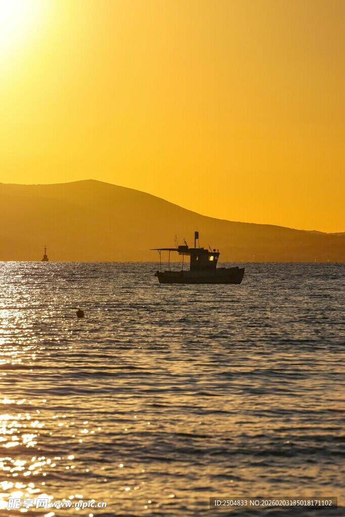 海上夕阳下的孤舟