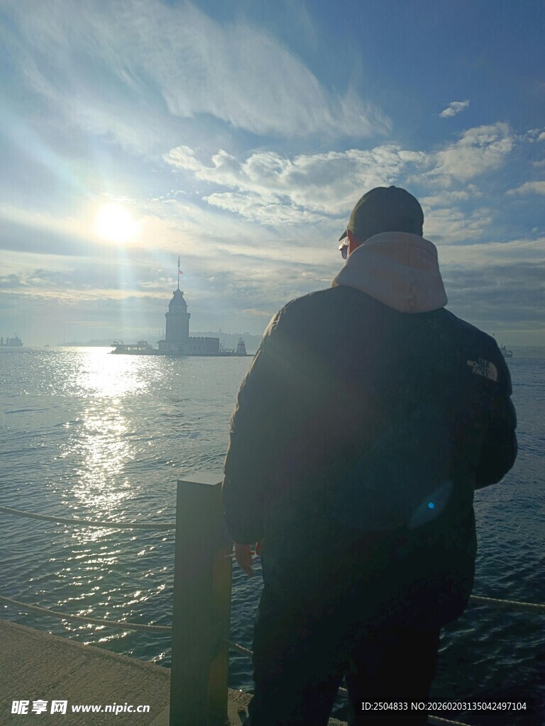 海边男子逆光而立赏景