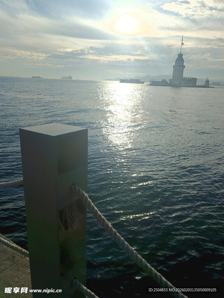 海边晨光中的灯塔与海面