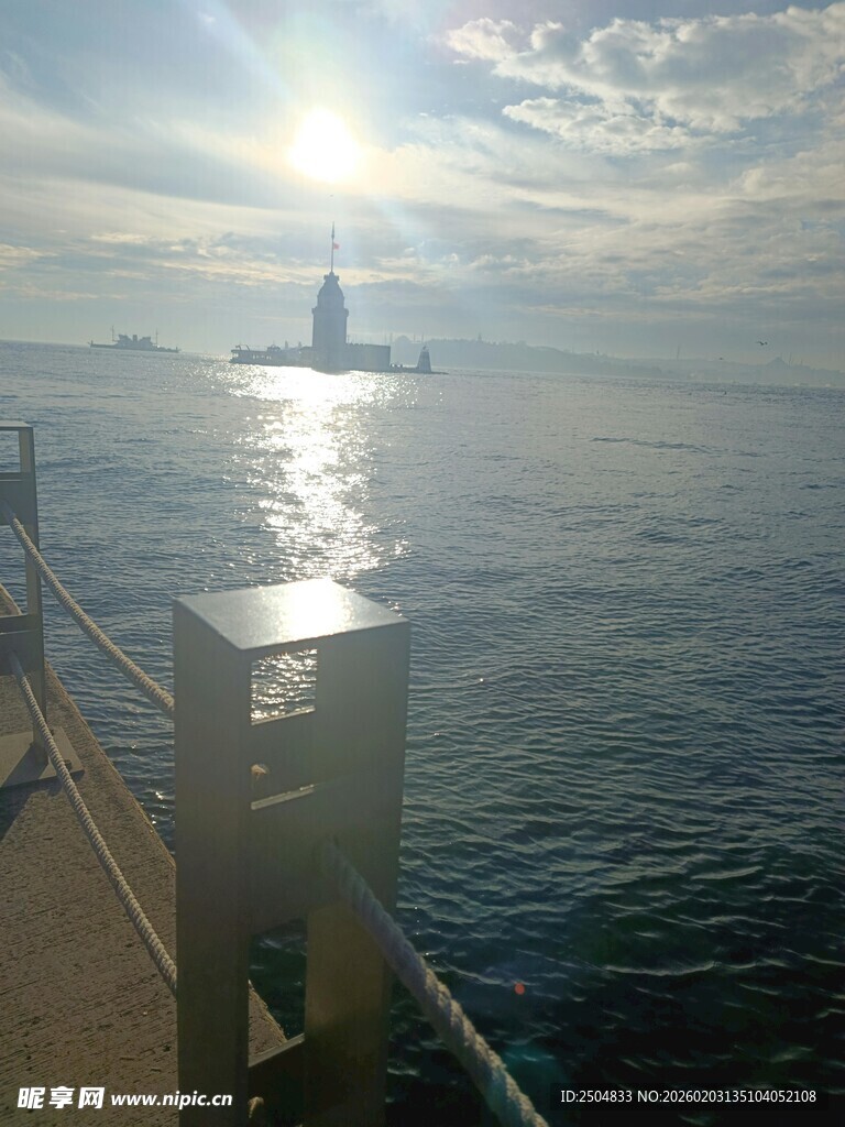 海边码头远望海上船只