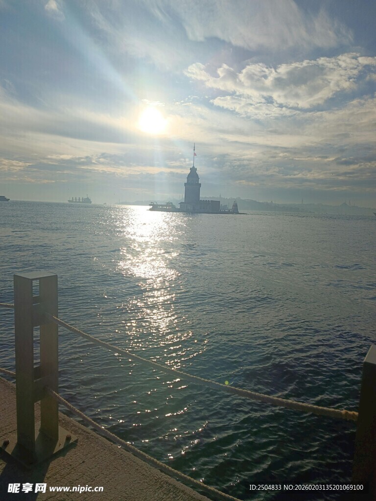 海上日出映照远方建筑