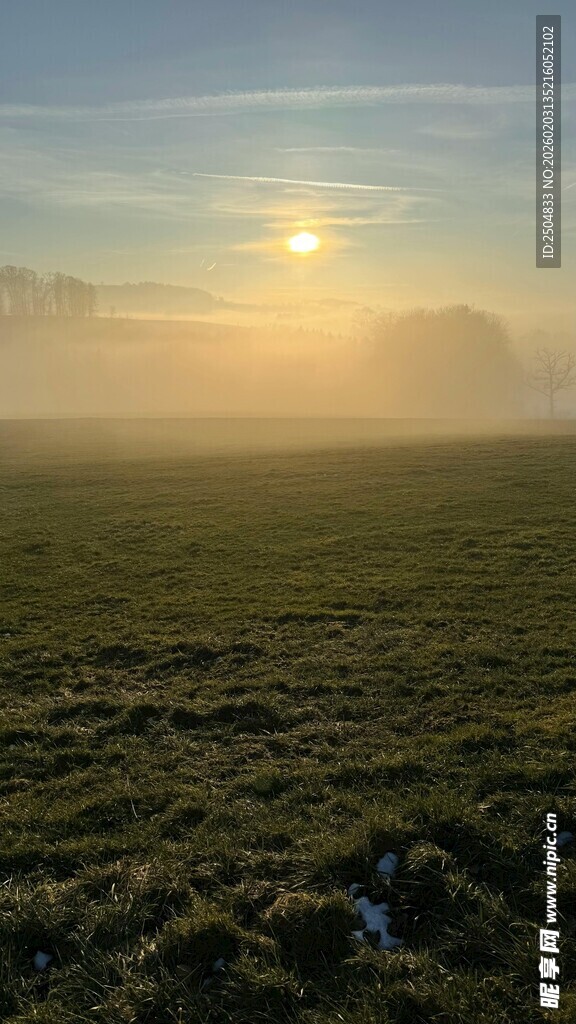 晨雾中的草原日出美景