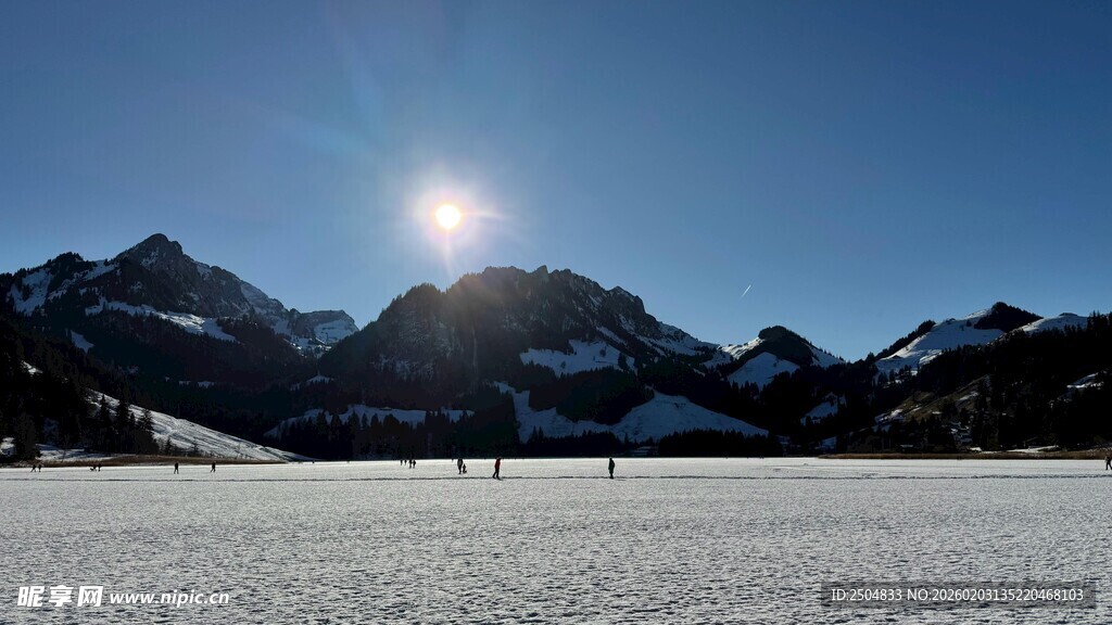 雪山暖阳下的静谧雪地