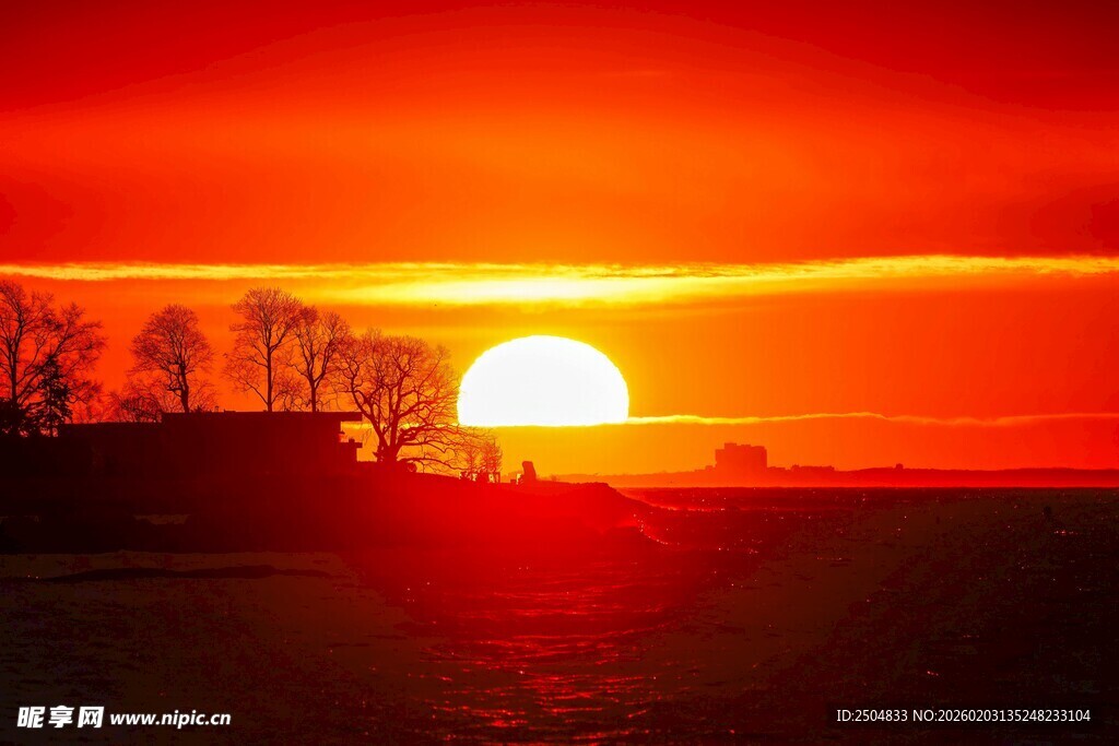 夕阳西下的壮美田野景色