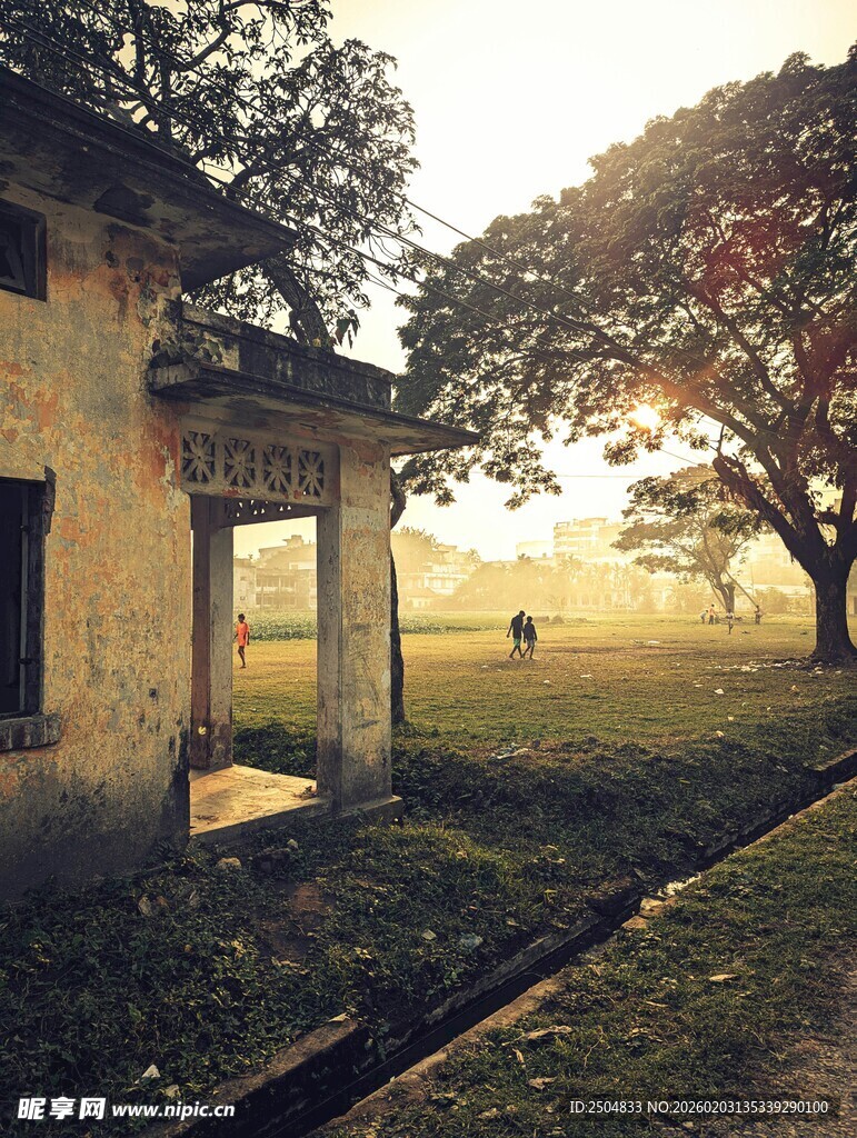 乡村晨光中的老旧房屋