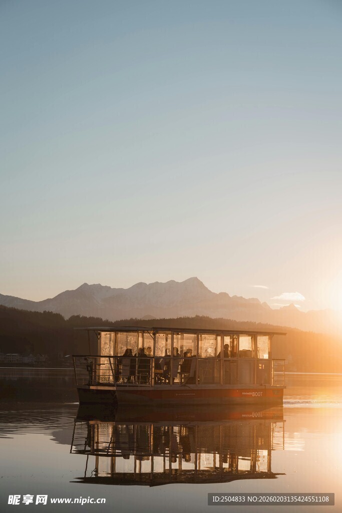 湖面上的梦幻水上建筑