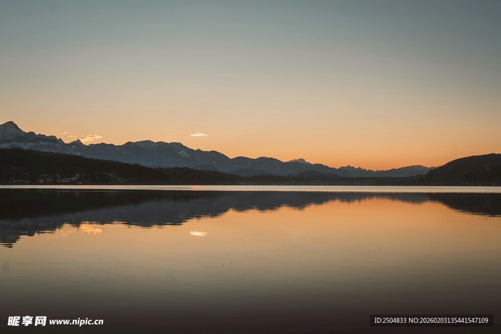 湖畔晨曦中的壮美山景倒影
