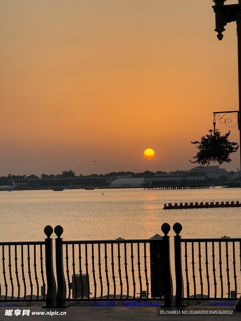 夕阳下的湖畔栏杆美景