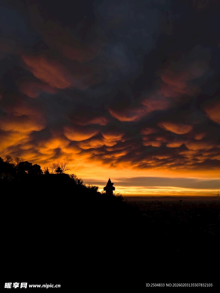 日落时分的壮丽天空剪影