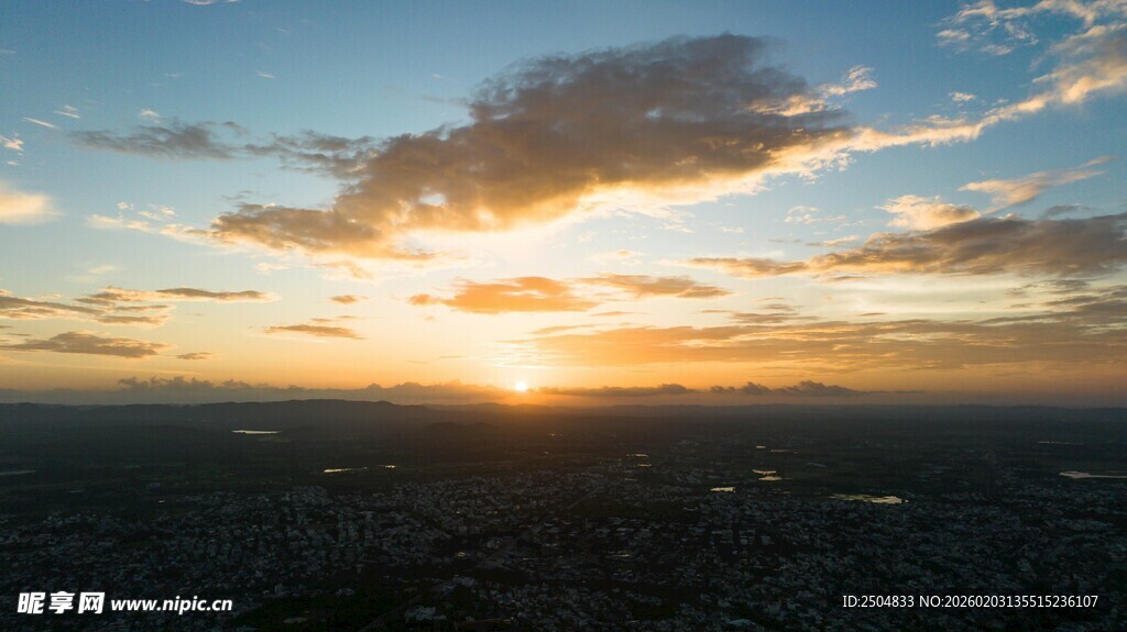 壮丽日出下的城市景观